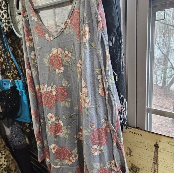 Plus size 2x cold shoulder open slongsleeved shirt - Picture 5 of 5